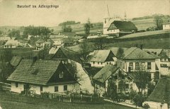 starší pohlednice vsi s kostelem
