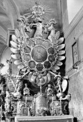 foto původního interiéru kostela před požárem - boční oltář