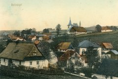 dobová pohlednice vsi s kostelem (v pozadí)