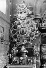 foto původního interiéru kostela před požárem - boční oltář