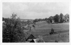 dobová pohlednice vsi s kostelem