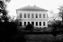 kostel v pozadí za školou