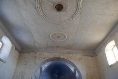 pohled do interiéru - strop nad zadní částí