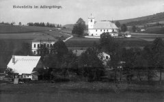 dobová pohlednice vsi s márnicí u kostela