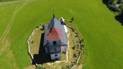 pohled na márnici (v pozadí za kostelem) z dronu