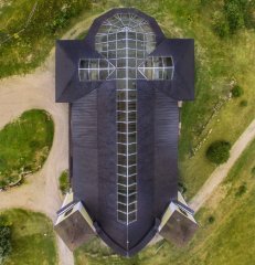 pohled na kostel z dronu