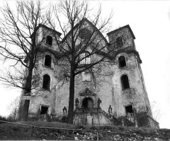 chátrající kostel