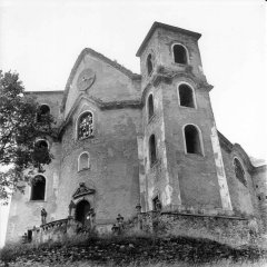 chátrající kostel