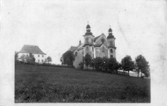 kostel na dobové pohlednici