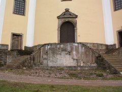 vchod a přístupové schodiště kostela
