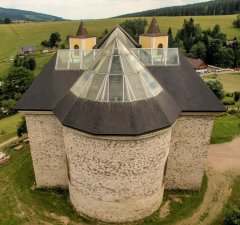 pohled na kostel z dronu