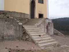 vchod a přístupové schodiště kostela