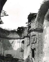 zpustošený interiér kostela