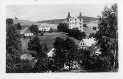 celkový pohled na ves s kostelem