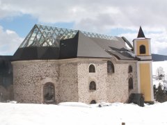 pohled zezadu zleva