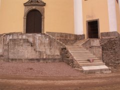vchod a přístupové schodiště kostela