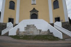 nové schodiště před kostelem