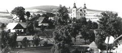 celkový pohled na ves s kostelem