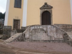 vchod a přístupové schodiště kostela