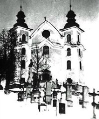 kostel se hřbitovem v zimě