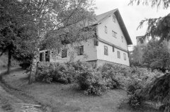chátrající kostel (v pozadí)
