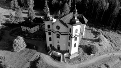 pohled na kostel z dronu