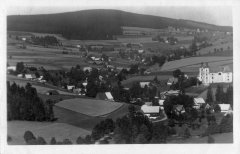 dobová pohlednice vsi s kostelem