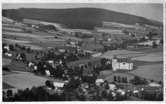 dobová pohlednice vsi s kostelem