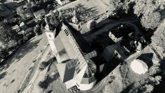 pohled na kostel z dronu