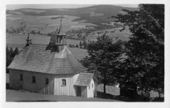 kaple na dobové pohlednici