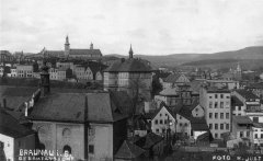 dobová pohlednice města s kostelem (dole)
