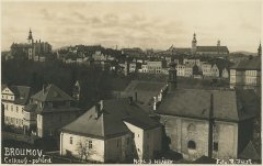 dobová pohlednice města s kostelem (vpravo dole)