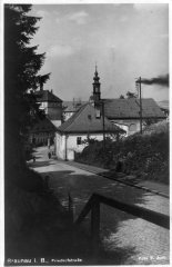 pohled ulicí ke kostelu