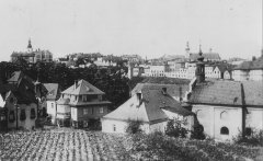 celkový pohled na město s kostelem (vpravo dole)