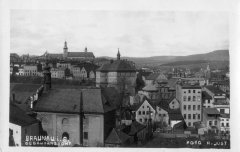 dobová pohlednice města s kostelem (dole)