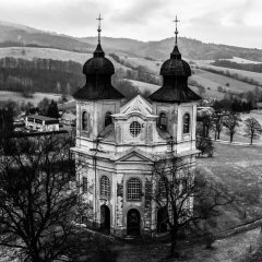 pohled na kostel z dronu