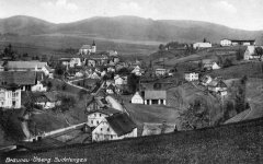 dobová pohlednice vsi s kostelem