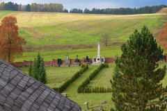 pohled z věže kostela na hřbitov s ohradní zdí