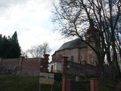 opravená část ohradní zdi okolo kostela
