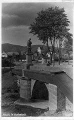 dobová pohlednice vsi s kostelem