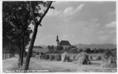 dobová pohlednice vsi s kostelem