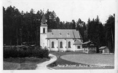 dobová pohlednice s motivem kaple
