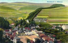 dobová pohlednice vsi s hrobkou na hřbitově