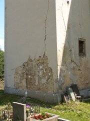 popraskané zdivo ve spodní části průčelí