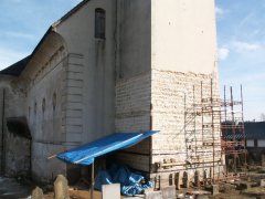 pohled zepředu zleva - stažené zdivo