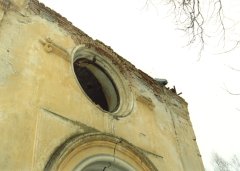 kaple před částečnou opravou - horní část průčelí