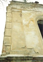kaple před částečnou opravou - levá část průčelí