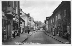 pohled ulicí ke kostelu