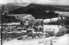 dobová pohlednice města s kostelem