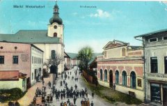 dobová pohlednice města s kostelem